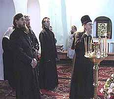 Архиепископ Костромской и Ярославский Иоанн (Витушкин) с духовенством. (© 26.03.04г.)