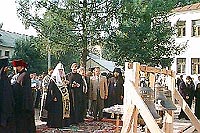 Святейший Патриарх Алексий_II освящает колокола для звонницы нового храма во имя святого праведного Иоанна Кронштадтского.