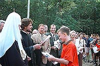 Святейший Патриарх Алексий_II награждает членов футбольной команды МПЦ -КОВЧЕГ-.