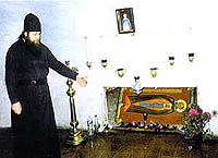 Наместник монастыря архимандрит Никандр у места упокоения  преподобного Авраамия. (© Фото 1999г.)