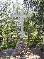 Памятный крест на месте разрушенного Никольского (-Салтыковского-) храма. (© Фото +ПТРС 2002г.)