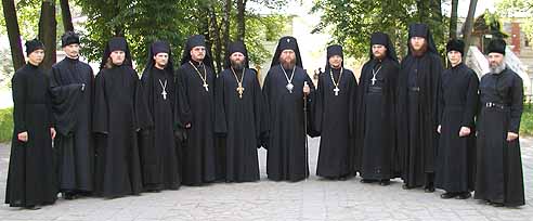 Архиепископ Александр с братией монастыря. (© Фото +ПТРС 2002г.)