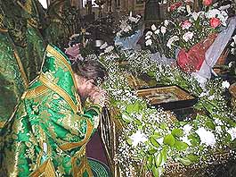 Архиепископ Александр у раки с мощами преподобного Тимона, старца Надеевского.